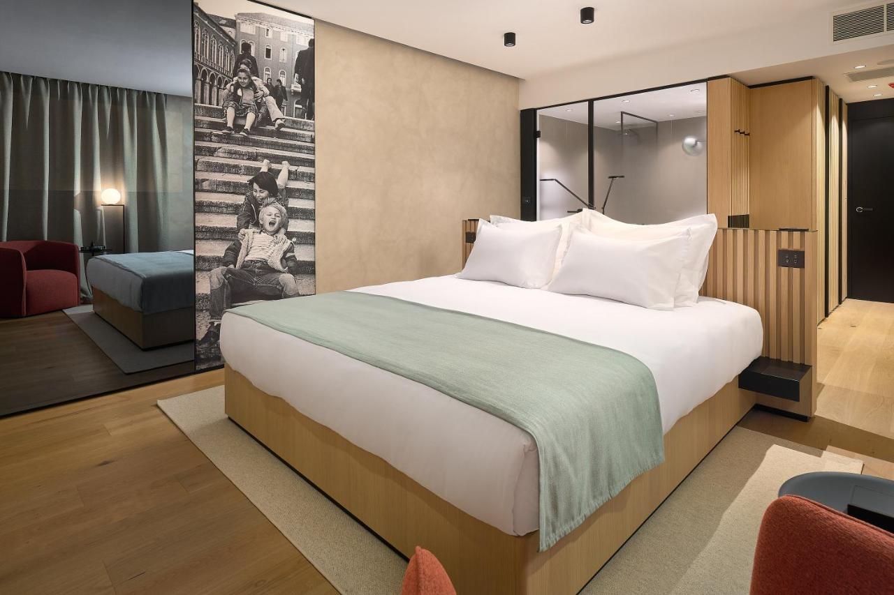 Hotel Ambasador Split Exterior photo A bedroom at the hotel