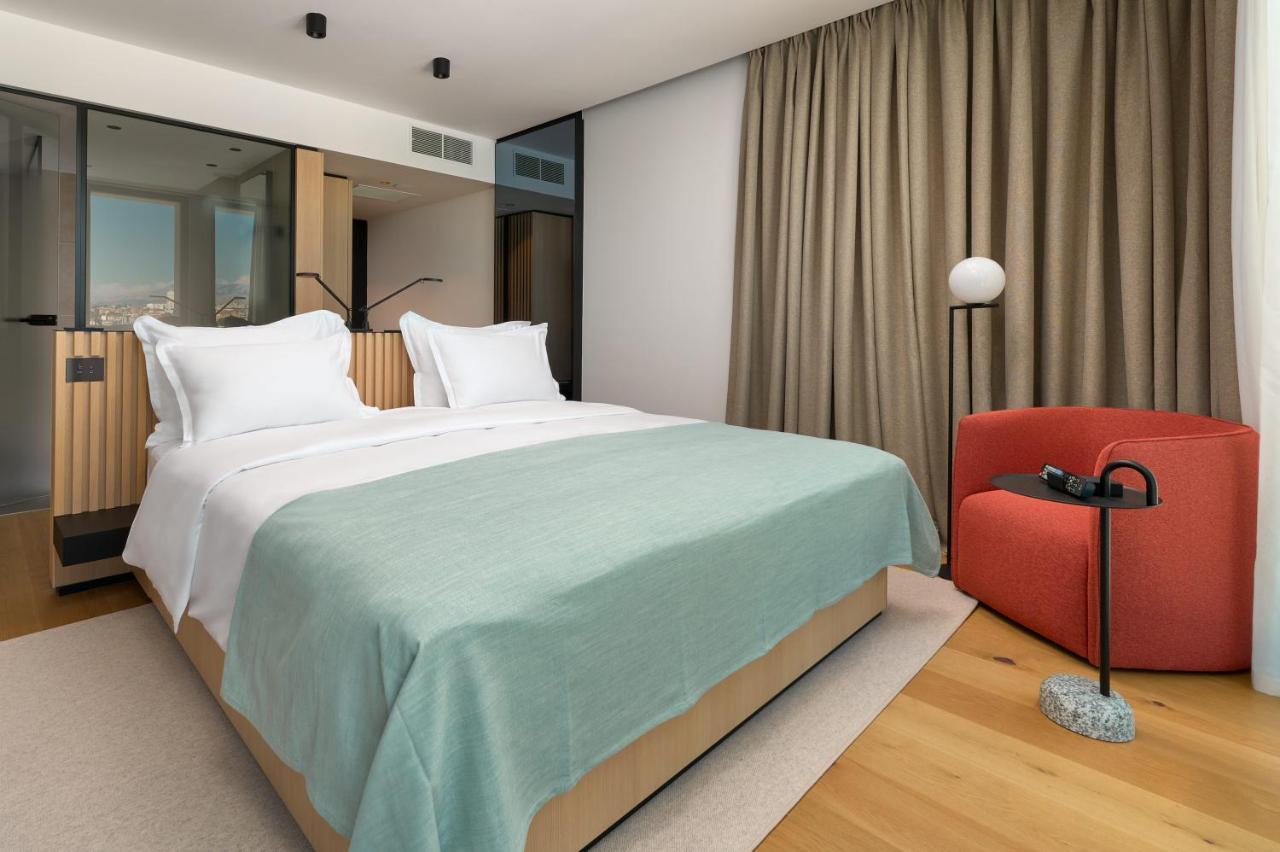 Hotel Ambasador Split Exterior photo A bedroom at the Hotel