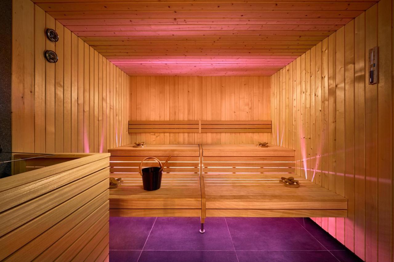 Hotel Ambasador Split Exterior photo A Finnish sauna