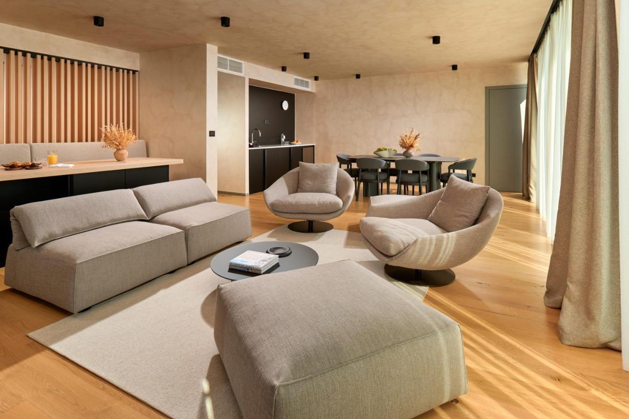 Hotel Ambasador Split Exterior photo A living room