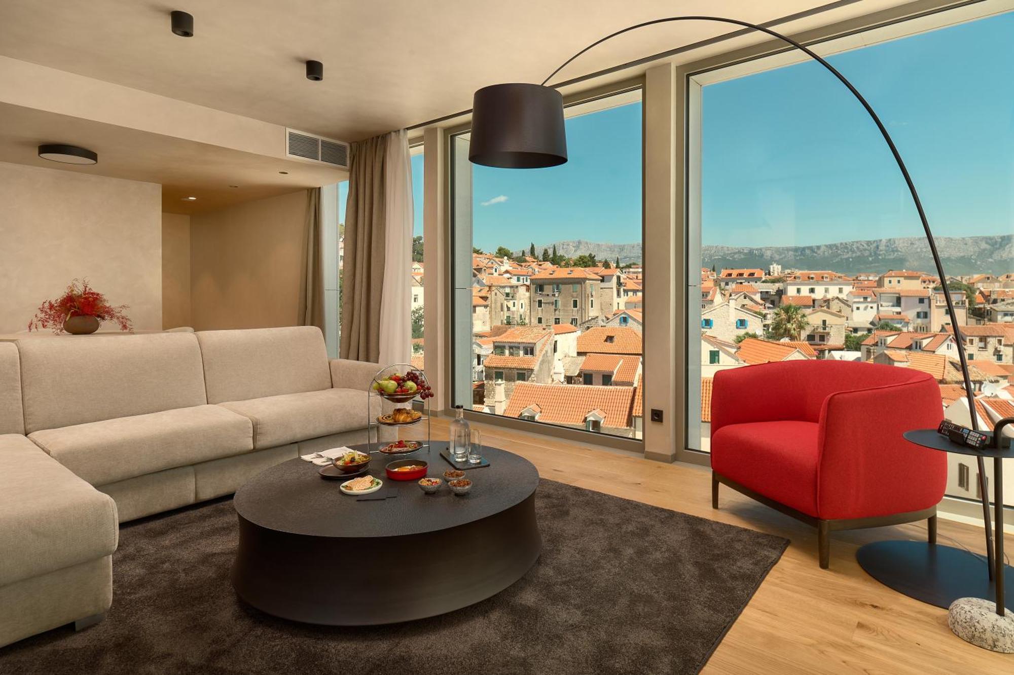 Hotel Ambasador Split Exterior photo A living room